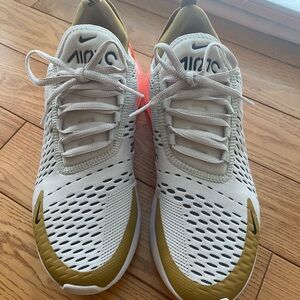 Nike Air Max 270 Size 9
Made in Vietnam